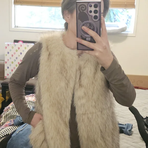 Women's Faux Fur Vest - Cream - Picture 5 of 5